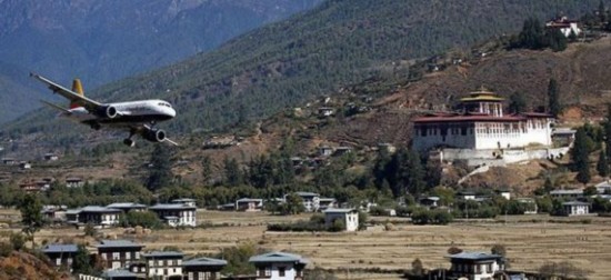 12座最獨特機場：曼谷機場跑道間建高爾夫球場