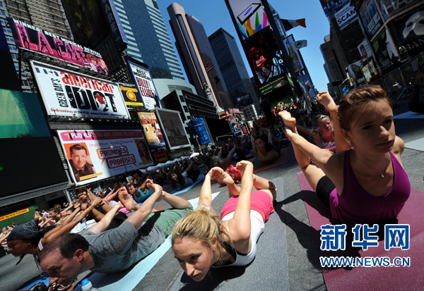 紐約時報廣場千人集體瑜伽迎接夏至(組圖)
