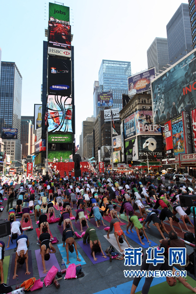 紐約時報廣場千人集體瑜伽迎接夏至(組圖)
