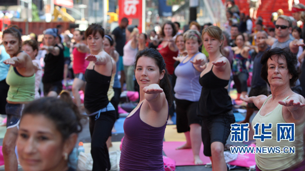 紐約時(shí)報(bào)廣場千人集體瑜伽迎接夏至(組圖)