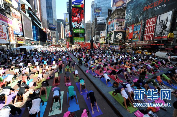 紐約時報廣場千人集體瑜伽迎接夏至(組圖)
