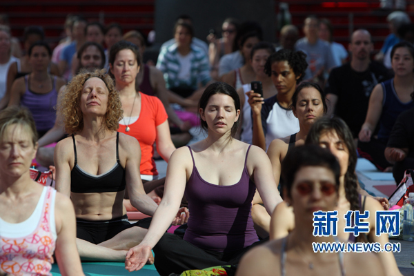 紐約時(shí)報(bào)廣場(chǎng)千人集體瑜伽迎接夏至(組圖)