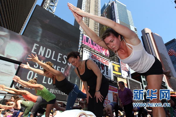 紐約時(shí)報(bào)廣場(chǎng)千人集體瑜伽迎接夏至(組圖)