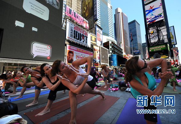 紐約時報廣場千人集體瑜伽迎接夏至(組圖)