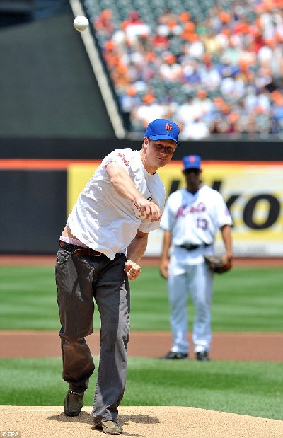 好投手加好戰(zhàn)友 英國王子哈里在紐約受夸獎