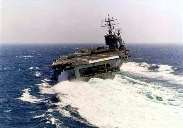 組圖：美軍航母進(jìn)行性能測(cè)試 在海上玩漂移