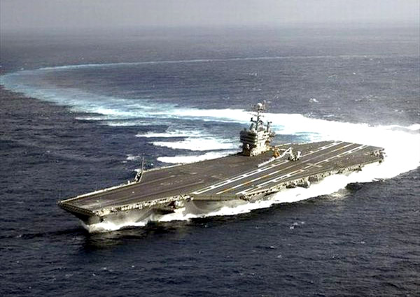 組圖：美軍航母進行性能測試 在海上玩漂移