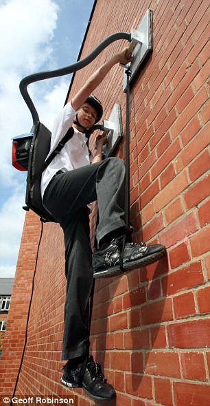 英國(guó)13歲男孩自制爬墻裝備變身“蜘蛛人”(組圖)