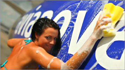 俄羅斯航空公司廣告：空姐穿比基尼洗飛機(jī)