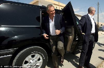 買衣服買糖住大店 英國高層保鏢亂花公款