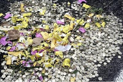 意大利運鈔車側(cè)翻灑落200萬歐元硬幣 過往司機哄搶