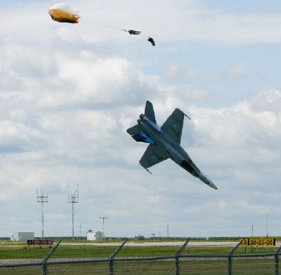 加戰機超低空飛行訓練墜毀 駕駛員千鈞一發彈射逃生