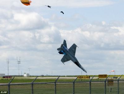 加戰(zhàn)機超低空飛行訓(xùn)練墜毀 駕駛員千鈞一發(fā)彈射逃生