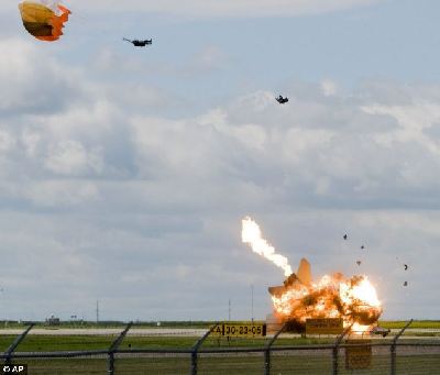 加戰(zhàn)機超低空飛行訓(xùn)練墜毀 駕駛員千鈞一發(fā)彈射逃生