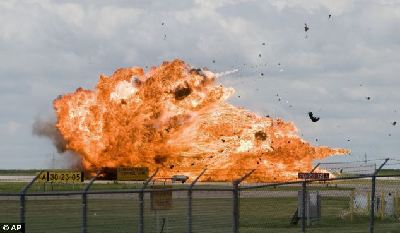 加戰(zhàn)機超低空飛行訓(xùn)練墜毀 駕駛員千鈞一發(fā)彈射逃生