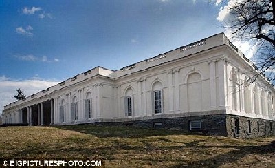 克林頓愛(ài)女婚禮費(fèi)用或達(dá)320萬(wàn)英鎊 超過(guò)好萊塢明星