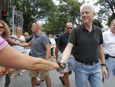 克林頓現身小鎮引轟動 切爾西婚禮攪亂當地居民喜事