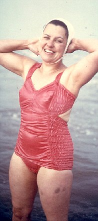 英八旬老太收藏百年泳裝 長短變化折射觀念更新