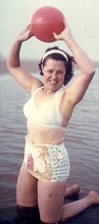 英八旬老太收藏百年泳裝 長短變化折射觀念更新