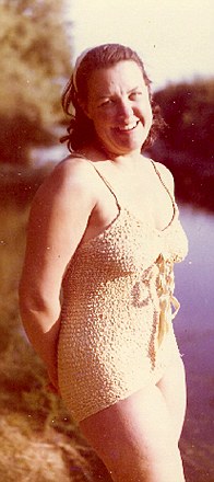 英八旬老太收藏百年泳裝 長短變化折射觀念更新