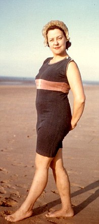 英八旬老太收藏百年泳裝 長短變化折射觀念更新