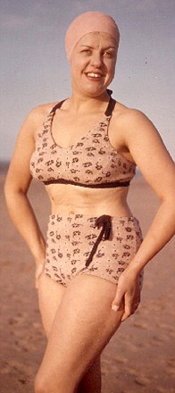 英八旬老太收藏百年泳裝 長短變化折射觀念更新