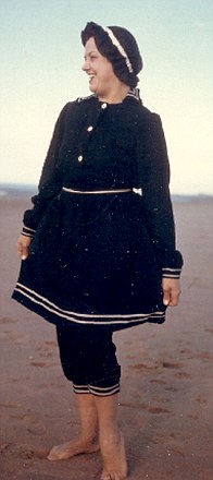 英八旬老太收藏百年泳裝 長短變化折射觀念更新