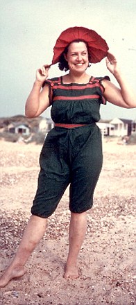 英八旬老太收藏百年泳裝 長短變化折射觀念更新