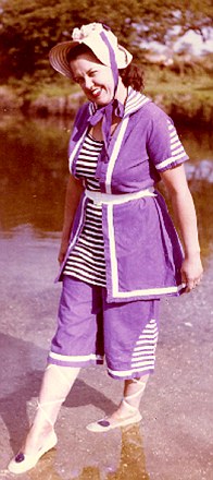 英八旬老太收藏百年泳裝 長(zhǎng)短變化折射觀念更新