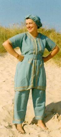 英八旬老太收藏百年泳裝 長(zhǎng)短變化折射觀念更新