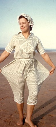 英八旬老太收藏百年泳裝 長(zhǎng)短變化折射觀念更新