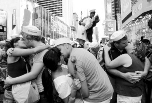 紐約舉辦勝利之吻重現(xiàn)活動紀(jì)念二戰(zhàn)勝利(圖)