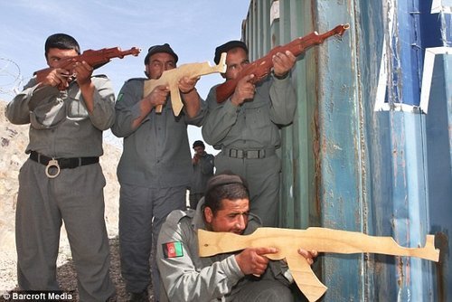 阿富汗國(guó)際部隊(duì)用山寨木槍訓(xùn)練民警