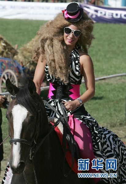 組圖:索非亞舉行馬背上的時裝秀