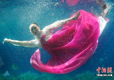 韓國首爾舉辦“水下韓服秀” 美侖美奐