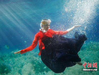 韓國首爾舉辦“水下韓服秀” 美侖美奐