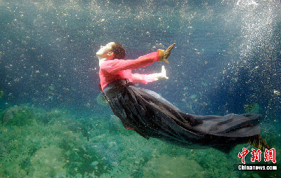 韓國首爾舉辦“水下韓服秀” 美侖美奐