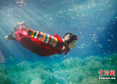 韓國(guó)首爾舉辦“水下韓服秀” 美侖美奐