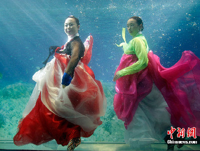 韓國首爾舉辦“水下韓服秀” 美侖美奐