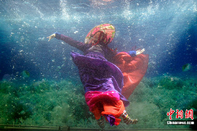 韓國首爾舉辦“水下韓服秀” 美侖美奐