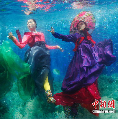 韓國首爾舉辦“水下韓服秀” 美侖美奐
