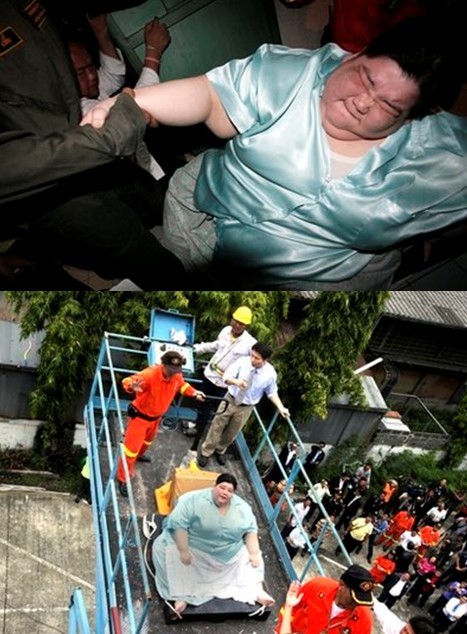 泰國最胖女子三年足不出戶 為上醫院鏟車接駕還拆房