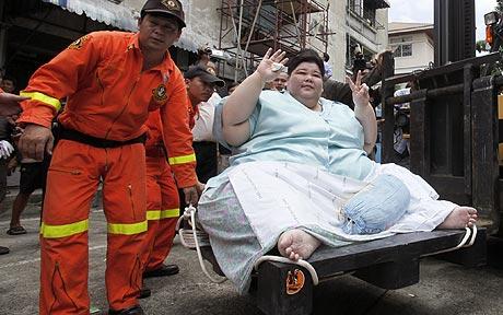 泰國最胖女子三年足不出戶 為上醫院鏟車接駕還拆房