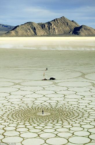 美藝術(shù)家貝加爾湖創(chuàng)作世界最大圖畫 面積32平方公里