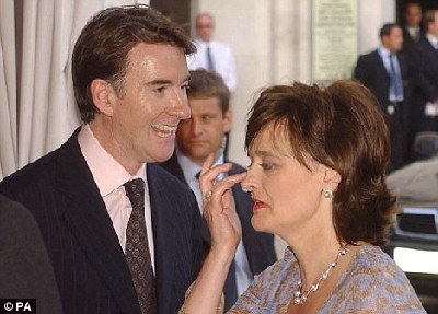 攻擊布朗語錄被曝光 布萊爾夫人起訴故交曼德爾森泄密