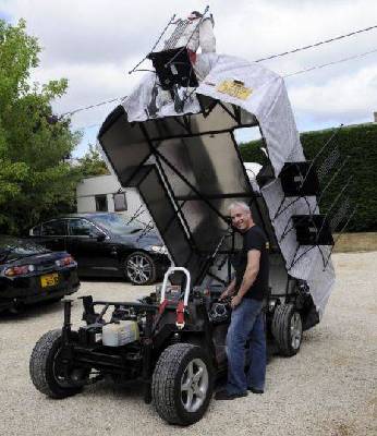 跑車改餐桌 英發明家打破“世界跑得最快家具”紀錄