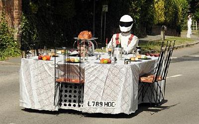 跑車改餐桌 英發明家打破“世界跑得最快家具”紀錄