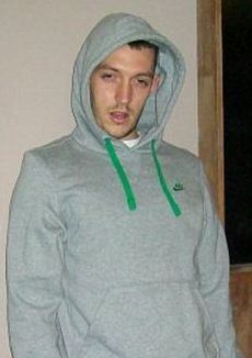 英國笨賊手機落在被盜人家里 竟發短信索要