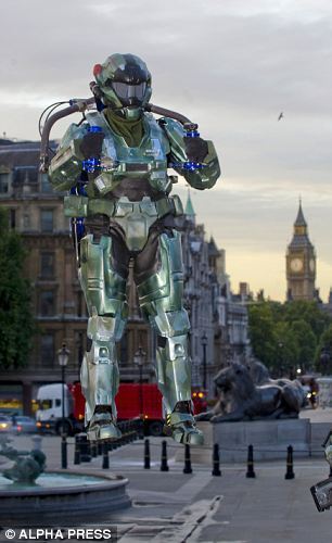 履式滑板誕生 微軟派“背包飛行人”宣傳新游戲