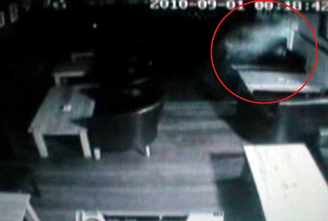 英國殯儀館改建酒吧鬧鬼 監控錄像拍下詭異“幽靈”